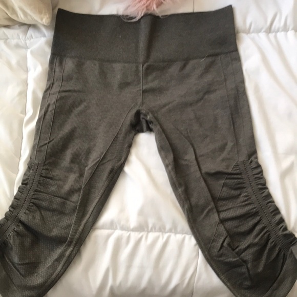 Lululemon in the flow crop - Picture 2 of 3